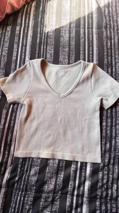 Polera de canalé con mangas abullonadas - miniatura 4