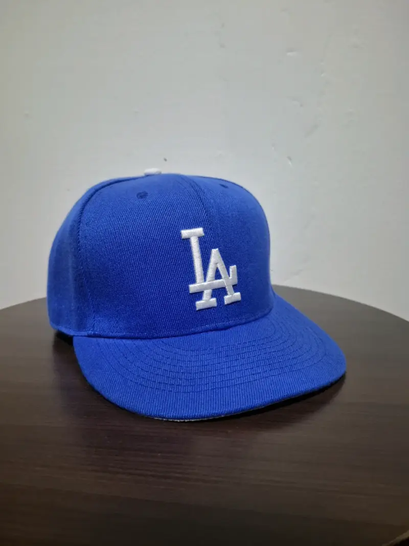 Gorra azul  New Era con logo bordado LA