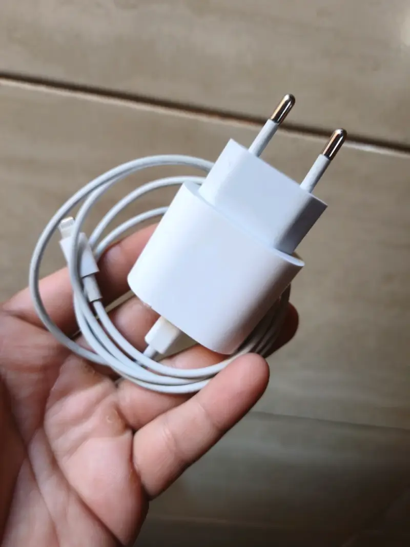 Cargador iphone original con cable incluido - 1
