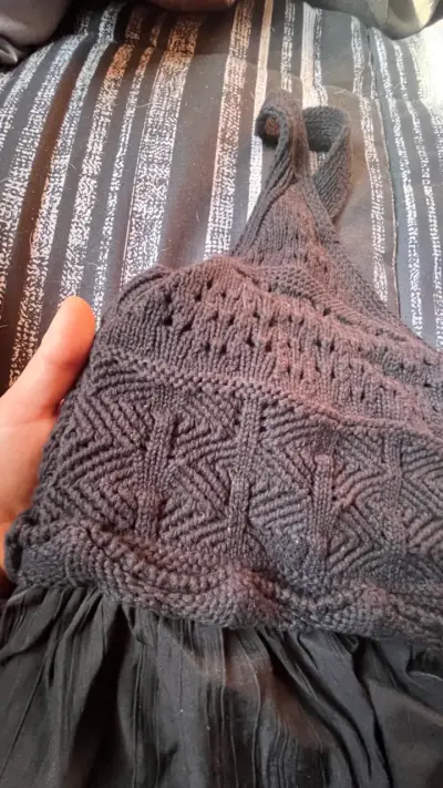 Vestido negro con tejido crochet - miniatura 3