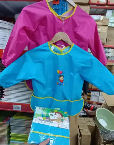 Delantal infantil impermeable azul y rosado - miniatura 1