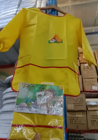 Delantal infantil impermeable azul y rosado - miniatura 2