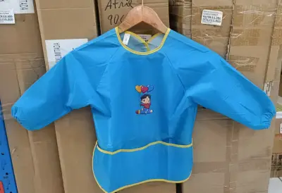 Delantal infantil impermeable azul y rosado - miniatura 3