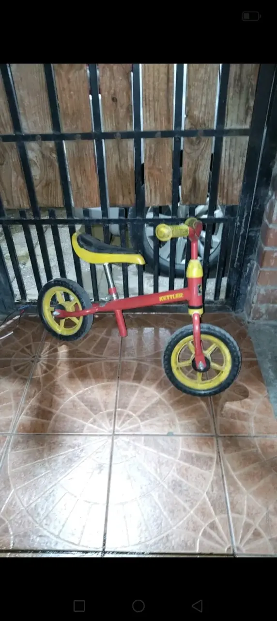 Bicicleta de equilibrio Kettler roja y amarilla