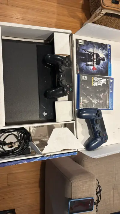 Consola PlayStation 4 con juegos y controles - miniatura 1