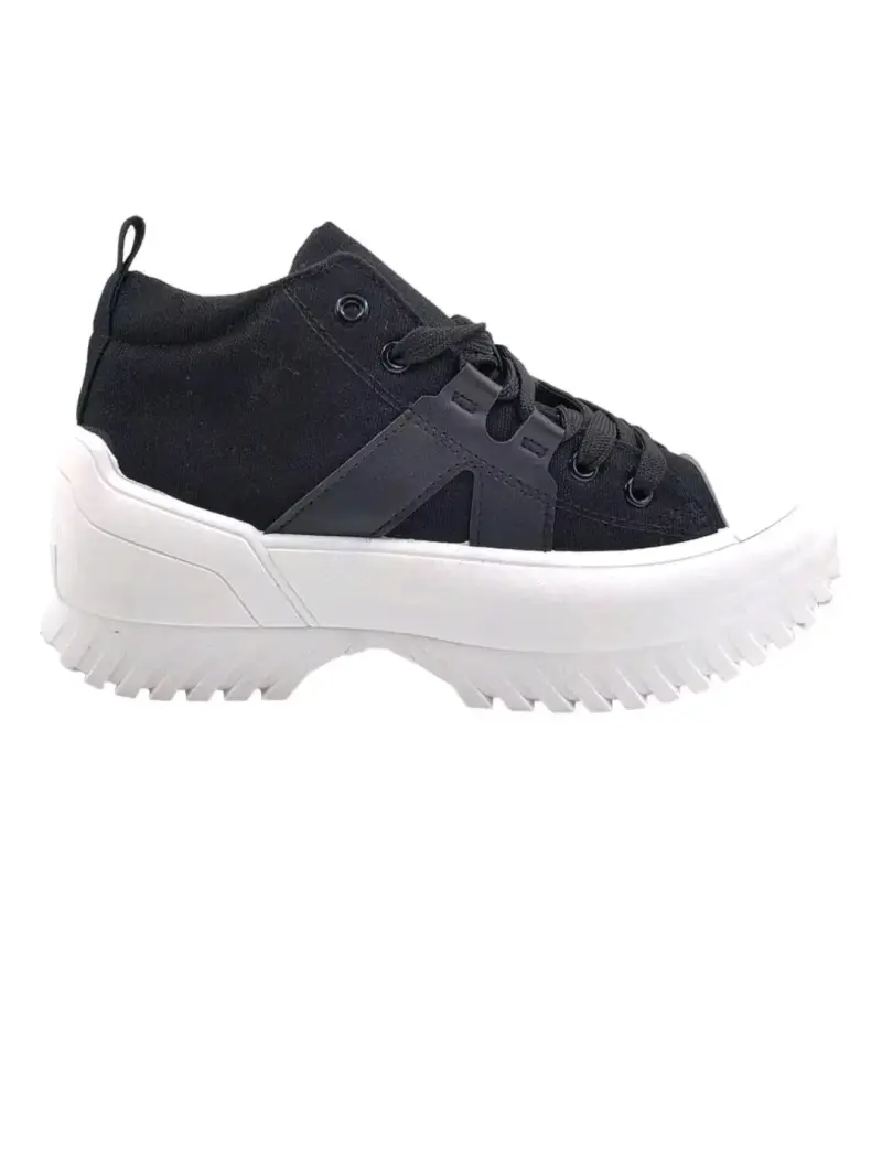 Zapatillas deportivas negras con suela blanca - 2