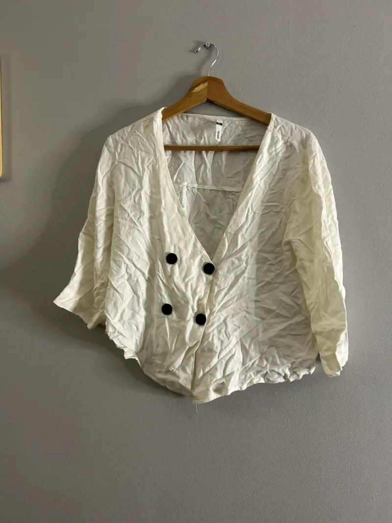 Blusa blanca con botones negros Sybilla