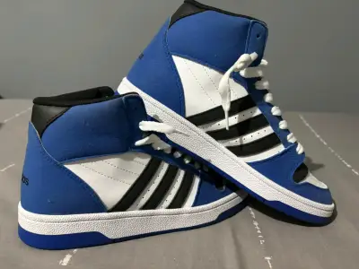 Zapatillas deportivas azules y blancas - miniatura 1