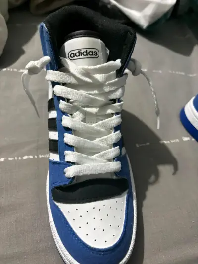 Zapatillas deportivas azules y blancas - miniatura 2