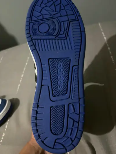Zapatillas deportivas azules y blancas - miniatura 3