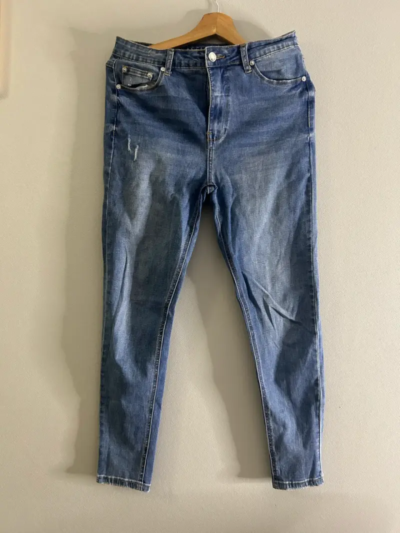 Jeans azul desgastado para hombre Basement