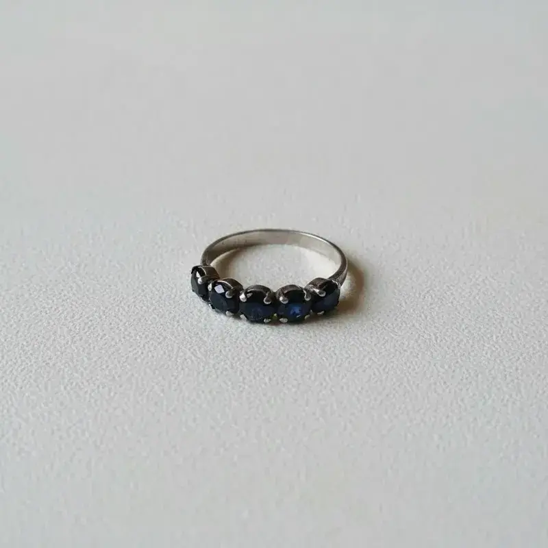 Anillo de plata elegante con piedras negras - 2