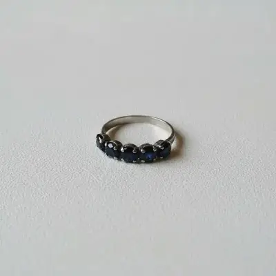 Anillo de plata elegante con piedras negras - miniatura 2
