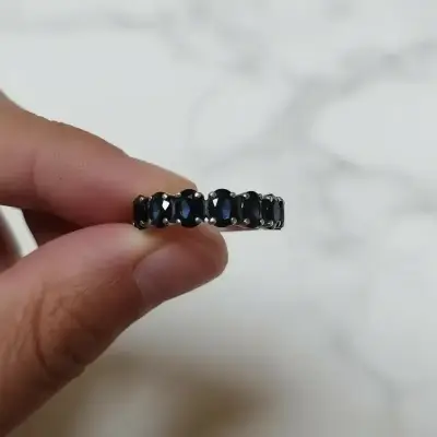 Anillo de plata elegante con piedras negras - miniatura 4