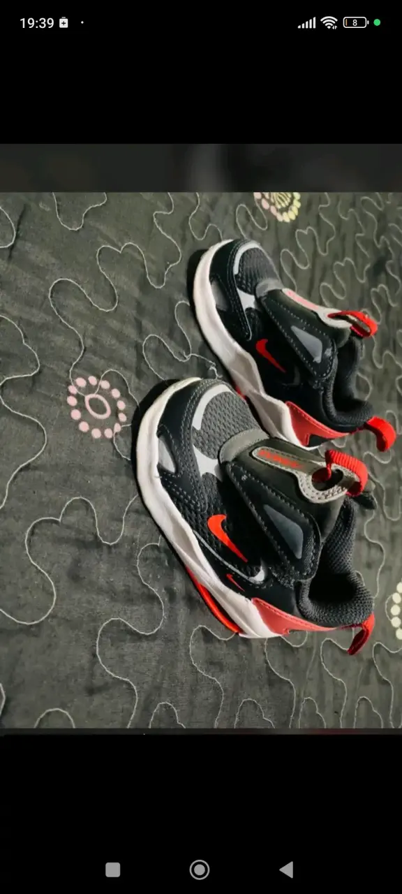 Zapatillas deportivas negras y rojas para niños - 1