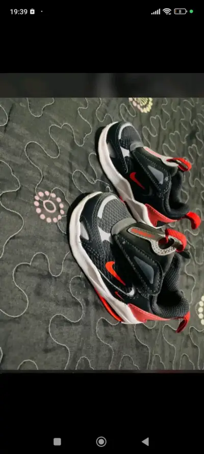Zapatillas deportivas negras y rojas para niños - miniatura 1