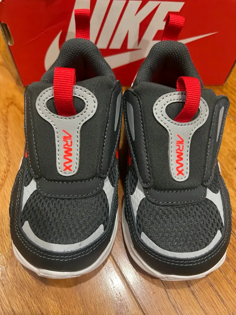 Zapatillas deportivas negras y rojas para niños - 4