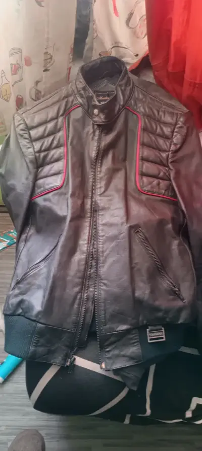 Chaqueta de cuero negra con detalles rojos - miniatura 2