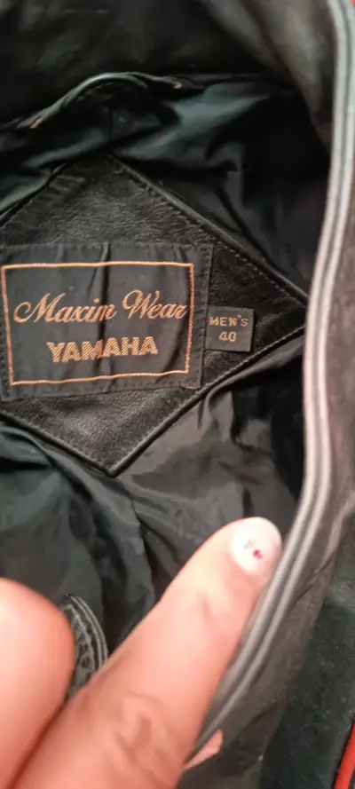 Chaqueta de cuero negra con detalles rojos - miniatura 3