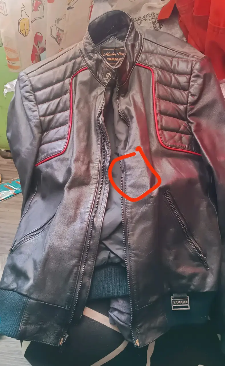 Chaqueta de cuero negra con detalles rojos - 4