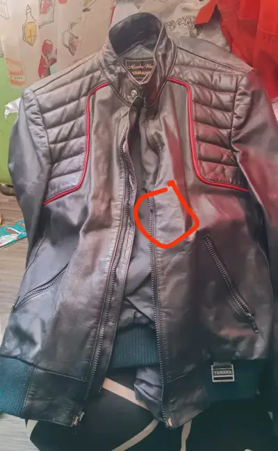 Chaqueta de cuero negra con detalles rojos - miniatura 4