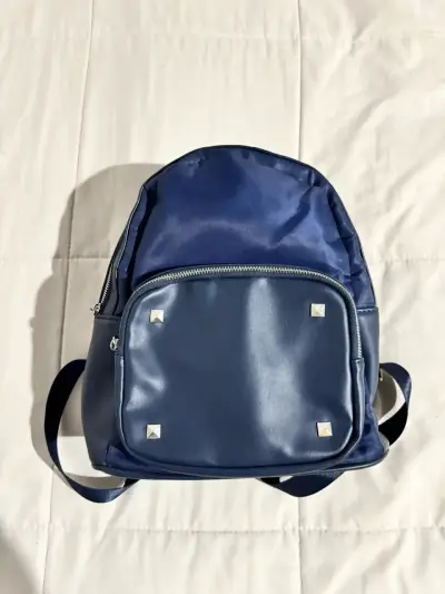 Mochila azul con detalles metálicos - miniatura 1
