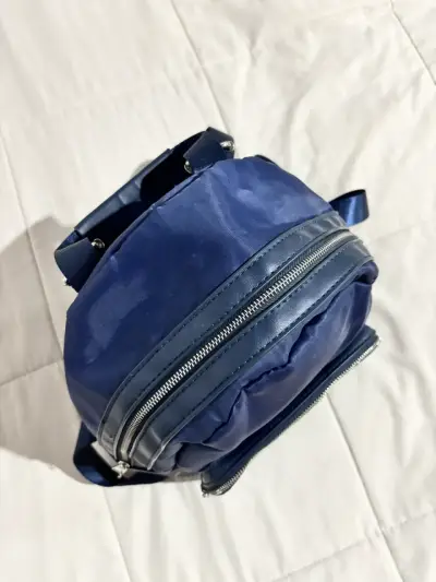 Mochila azul con detalles metálicos - miniatura 2