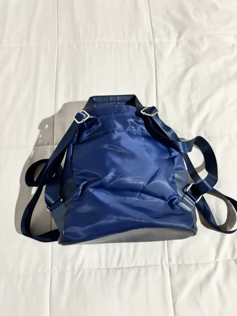 Mochila azul con detalles metálicos - 3