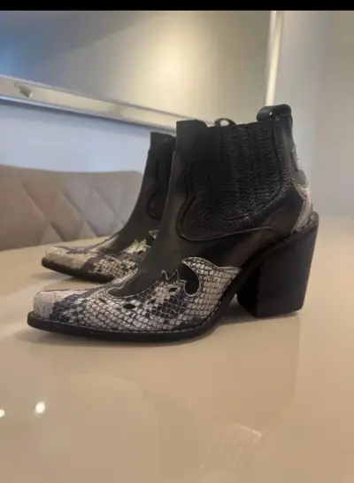 Botines de cuero con diseño de serpiente - miniatura 1