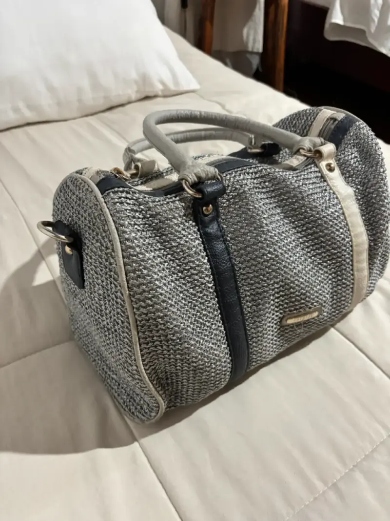 Bolso de mano tejido gris y azul - 2