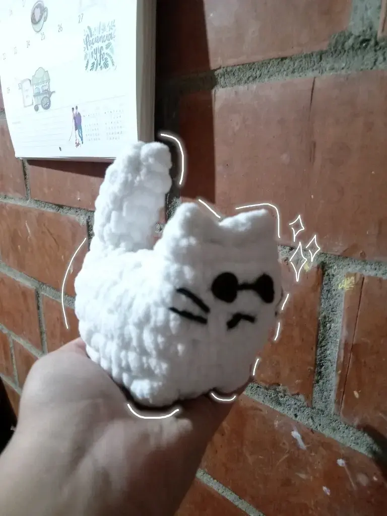 Gato de peluche tejido a mano blanco
