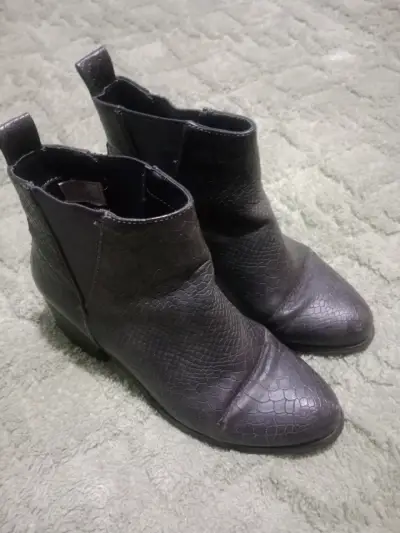 Botines de cuero negro con textura y zapatillas - miniatura 1