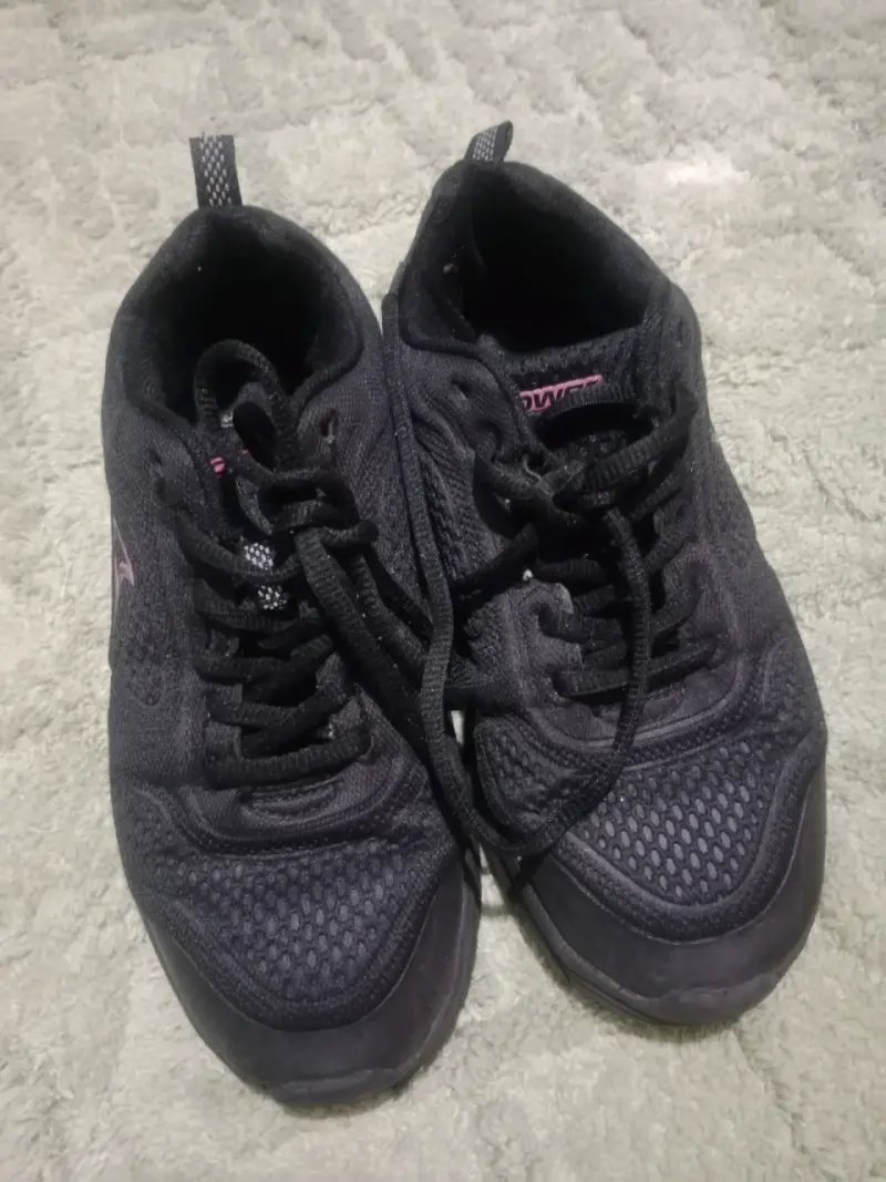 Botines de cuero negro con textura y zapatillas - 2
