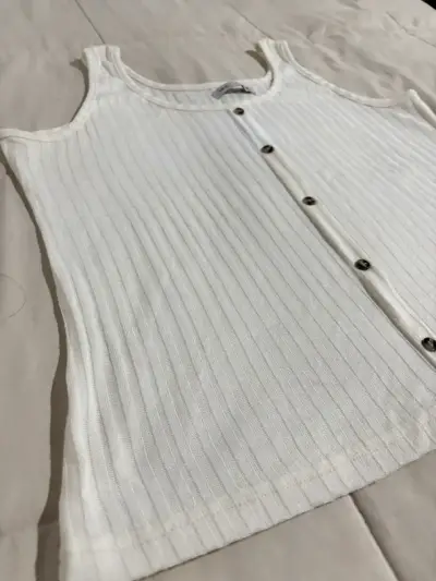 Polera sin mangas blanca con botones - miniatura 2