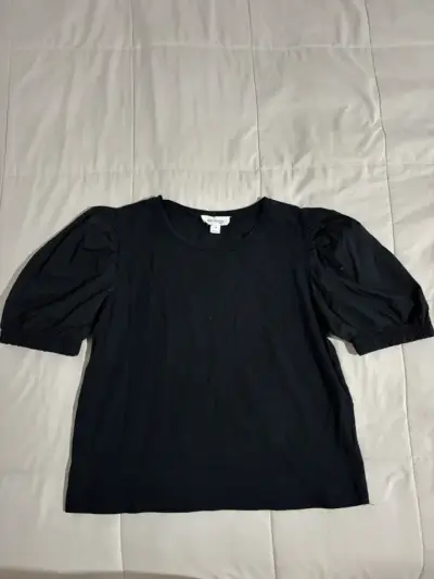 Blusa negra con mangas abullonadas - miniatura 1
