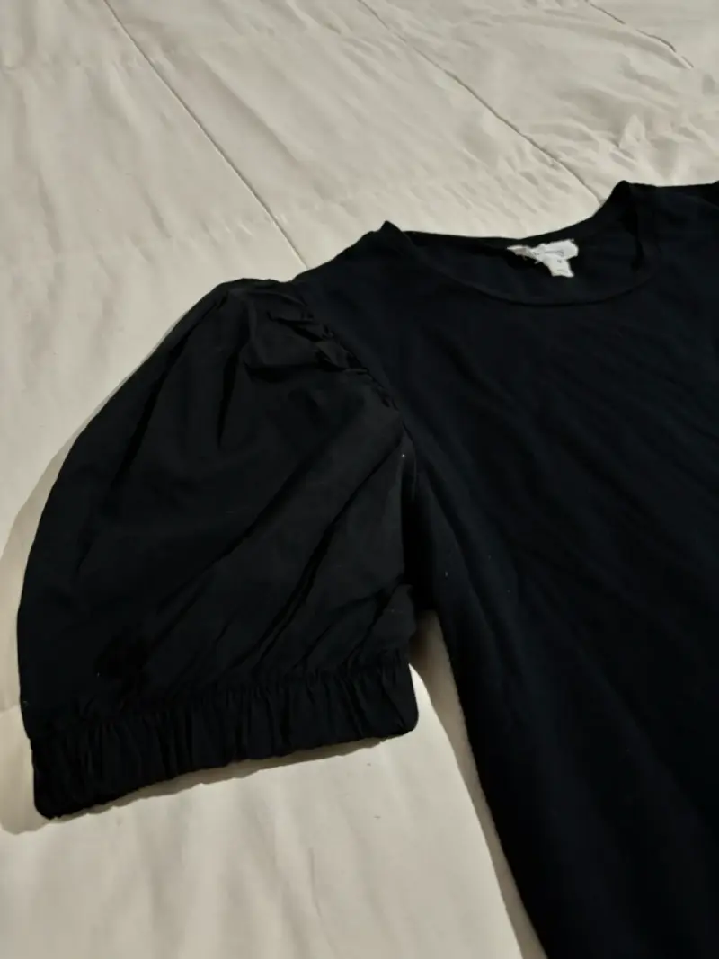 Blusa negra con mangas abullonadas - 2