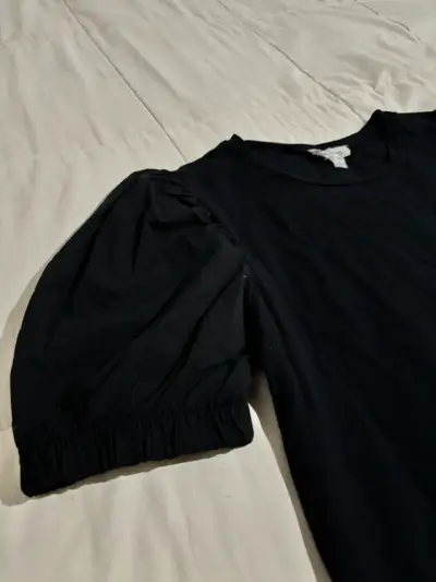 Blusa negra con mangas abullonadas - miniatura 2