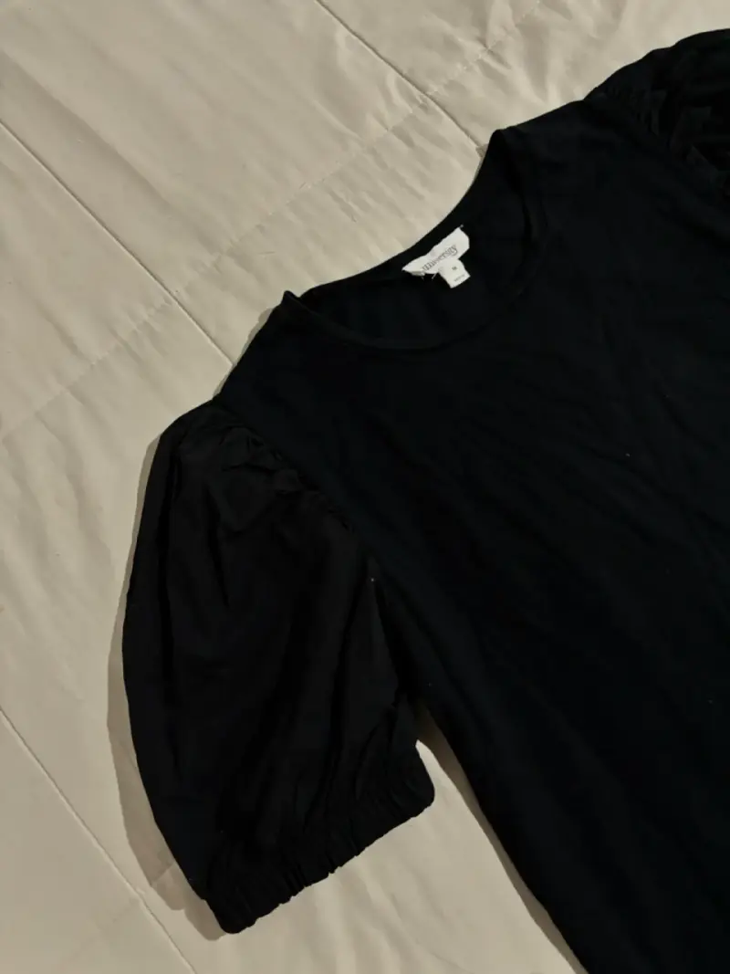 Blusa negra con mangas abullonadas - 3