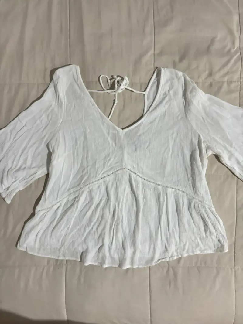 Blusa blanca con escote en V y mangas 3/4 - 1