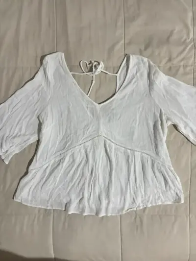 Blusa blanca con escote en V y mangas 3/4 - miniatura 1