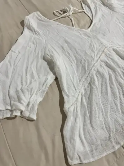 Blusa blanca con escote en V y mangas 3/4 - miniatura 2