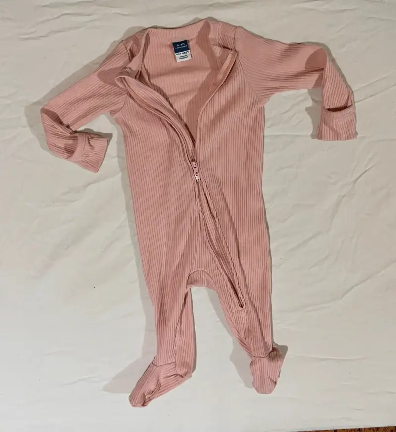 Pijama enterizo de bebé rosa Old Navy - 1