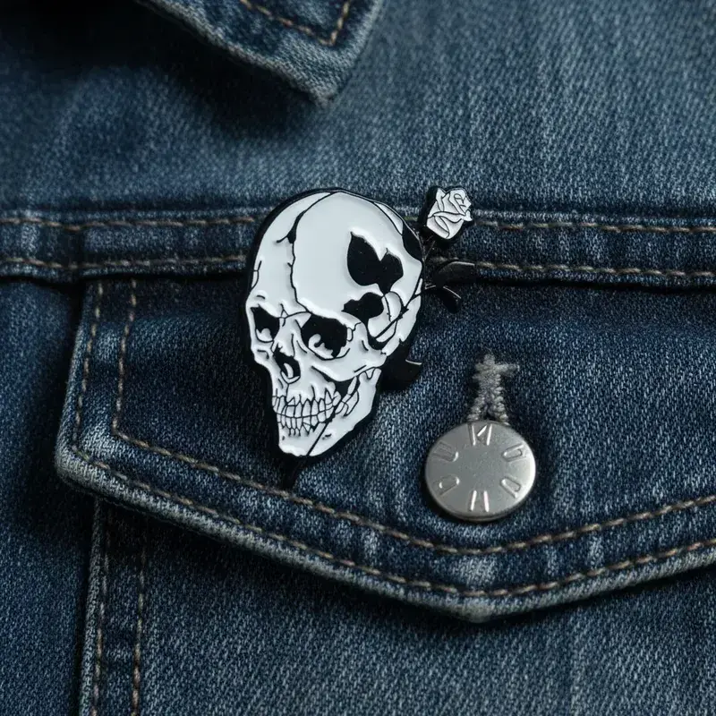 Pin de calavera con rosa para chaqueta - 1
