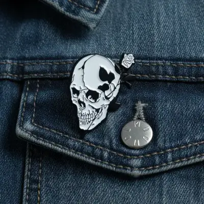 Pin de calavera con rosa para chaqueta - miniatura 1