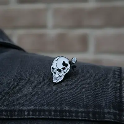 Pin de calavera con rosa para chaqueta - miniatura 2