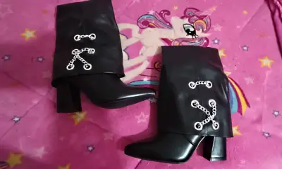 Botas negras con tacón y cadenas decorativas - miniatura 1