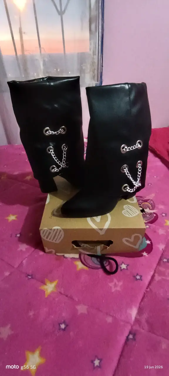 Botas negras con tacón y cadenas decorativas - 2