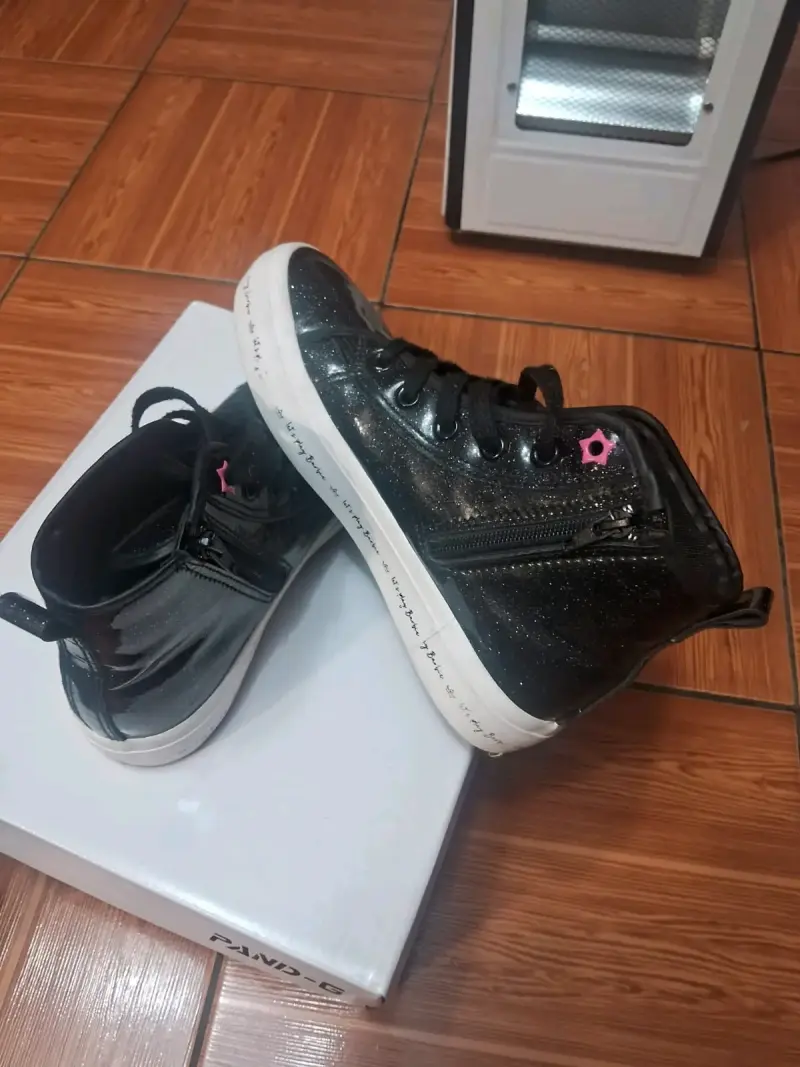 Zapatillas negras brillantes para niñas - 1