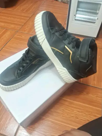 Zapatillas negras con detalles dorados - miniatura 1