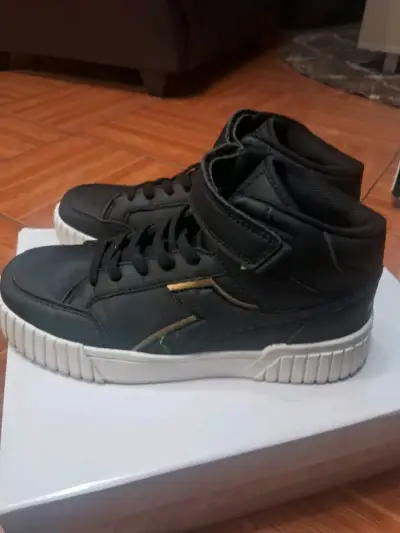 Zapatillas negras con detalles dorados - miniatura 2